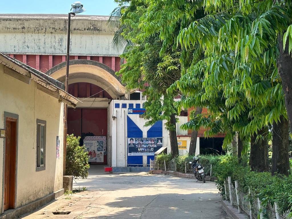পুরো এফডিসি জুড়ে একপ্রকার অলস আর নীরব পরিবেশ রয়েছে। কারণ এখানে এখন পরিচালক বা শিল্পীদের খুব একটা আনাগোনা হয় না।